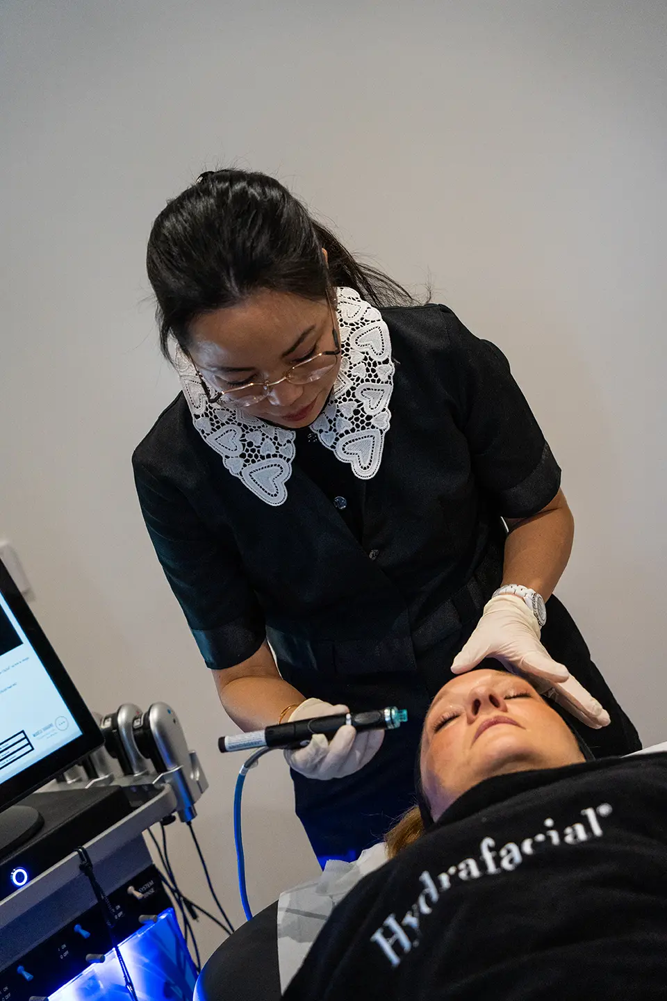 Personne réalisant un soins de la peau